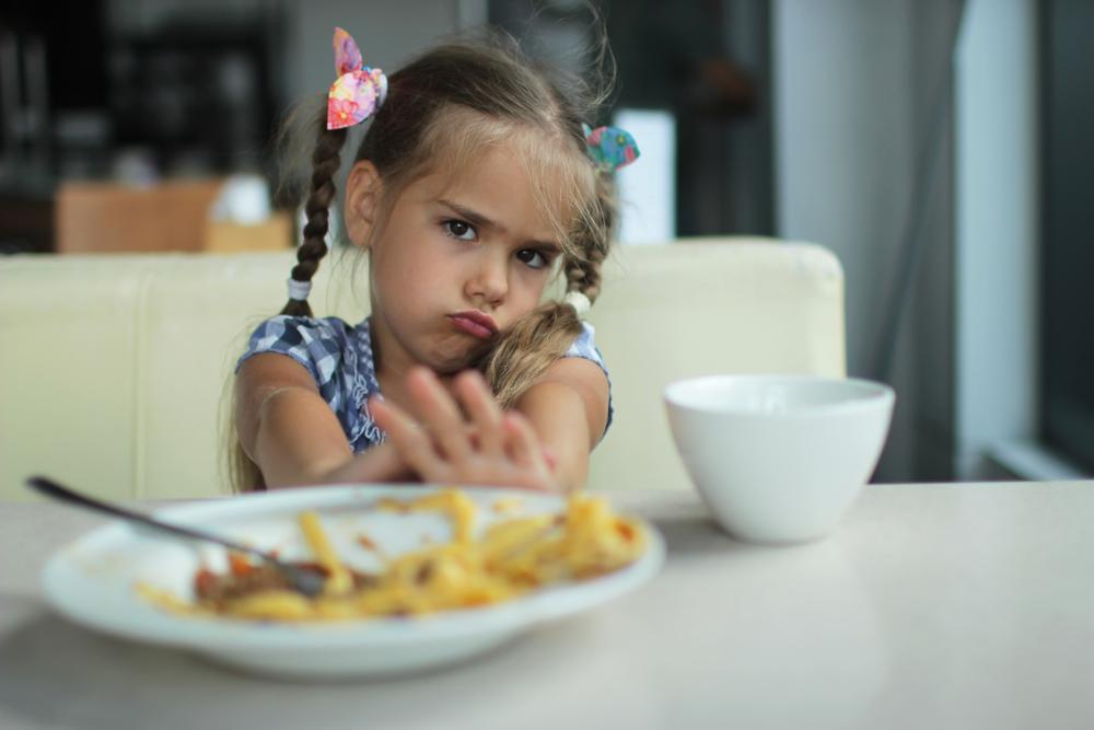 fetiță care refuză mâncarea