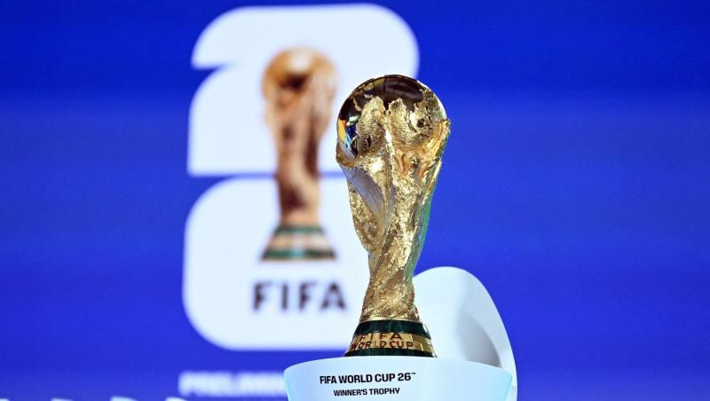 imagine cu trofeul fifa world cup 2026