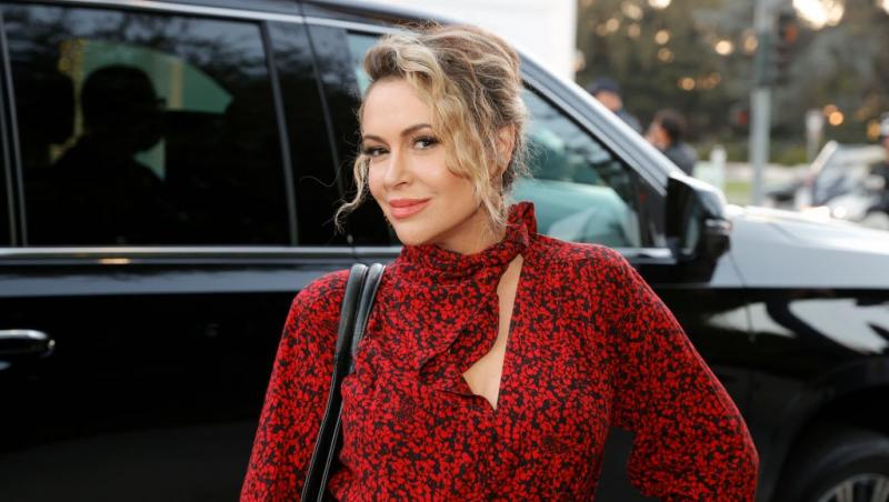 Alyssa Milano îmbrăcată într-o rochie roșie cu detalii negre