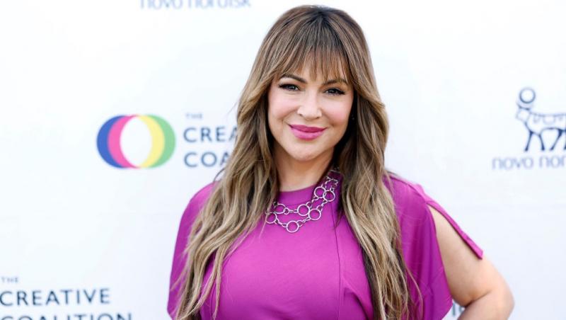 Alyssa Milano îmbrăcată într-o rochie mov elegantă