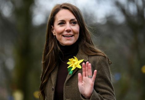 Kate Middleton are o colecție impresionantă de paltoane. Ce semnificații ascunse poartă acestea