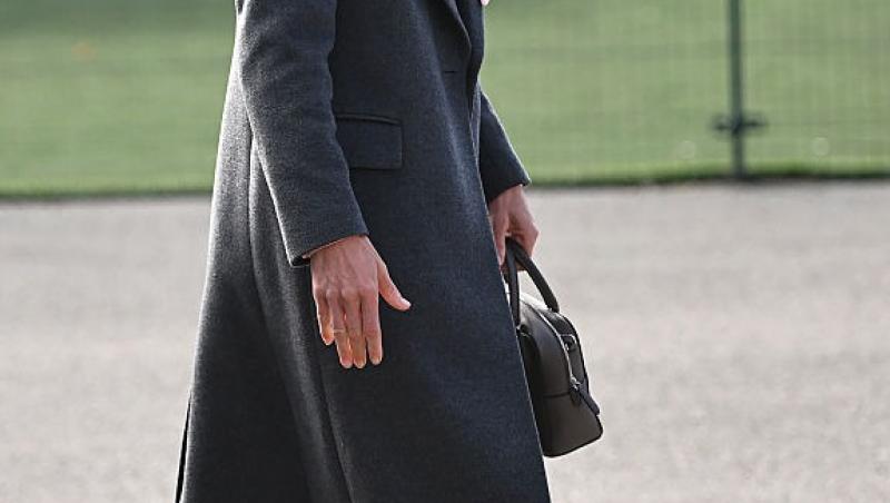 Prințesa Kate îmbrăcată cu un palton gri lung