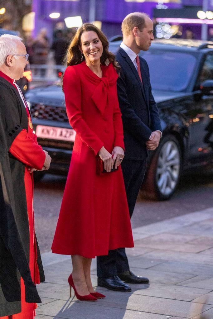 Prințesa Kate îmbrăcată în rochie roșie, alături de Prințul William