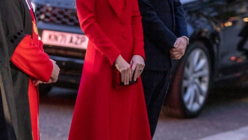 Prințesa Kate îmbrăcată în rochie roșie, alături de Prințul William