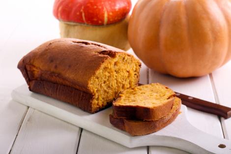Rețetă pufoasă de toamnă de pâine de casă cu dovleac și scorțișoară
