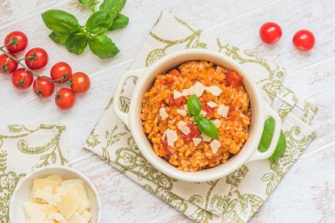 Rețetă de risotto cremos cu roșii. E gata în câteva zeci de minute, iar gustul e delicios