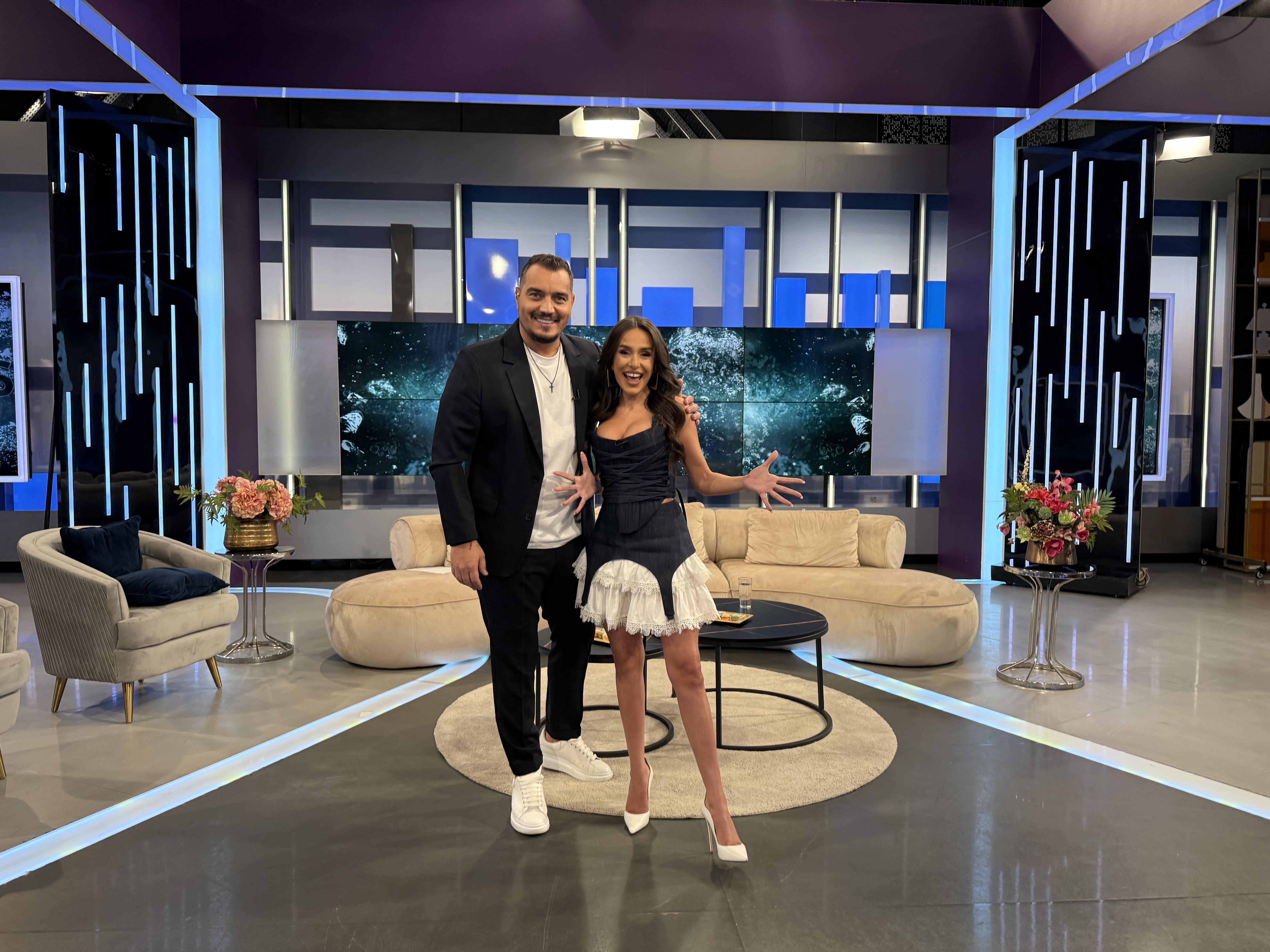 Bursucu’ se alătură familiei Antena Stars. Alături de Andreea Frăţilă, va da startul distracţiei într-un nou sezon Xtra Night Show