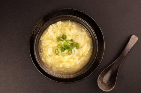 Supă de ouă. Rețeta unui preparat asiatic hrănitor și delicios