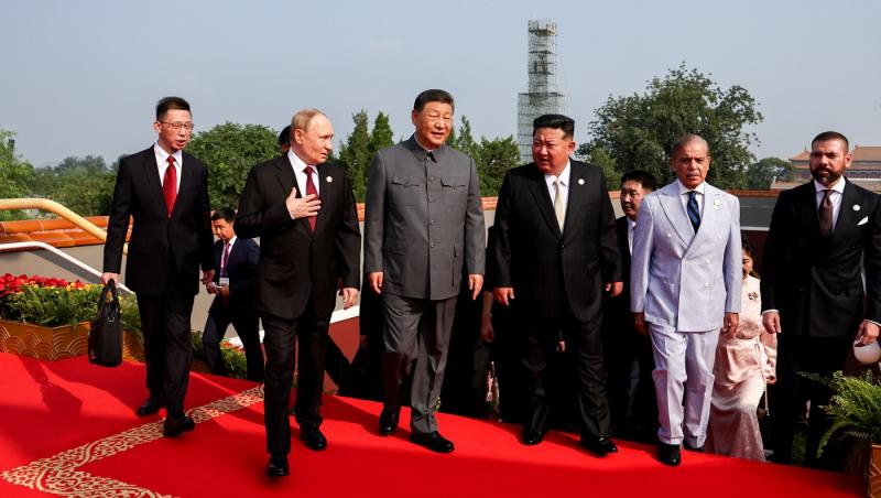 Adrian Năstase și Viorica Dăncilă, alături de Xi Jinping, Vladimir Putin și Kim Jong Un, în aceeași fotografie. Reacția MAE