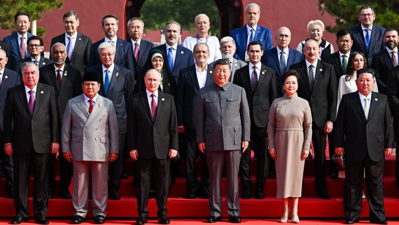 Adrian Năstase și Viorica Dăncilă, alături de Xi Jinping, Vladimir Putin și Kim Jong Un, în aceeași fotografie. Reacția MAE