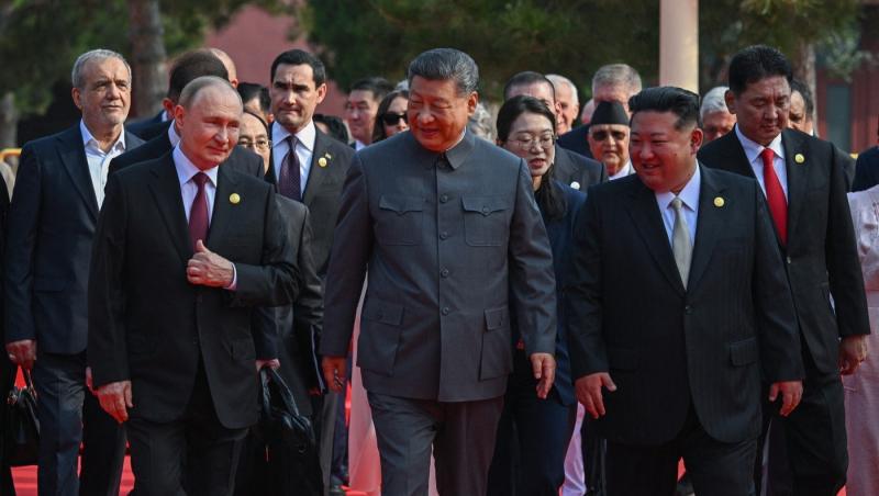 Adrian Năstase și Viorica Dăncilă, alături de Xi Jinping, Vladimir Putin și Kim Jong Un, în aceeași fotografie. Reacția MAE