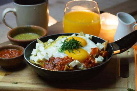 Huevos estrelados. Rețeta de care ai nevoie când te-ai plictisit de omletele simple