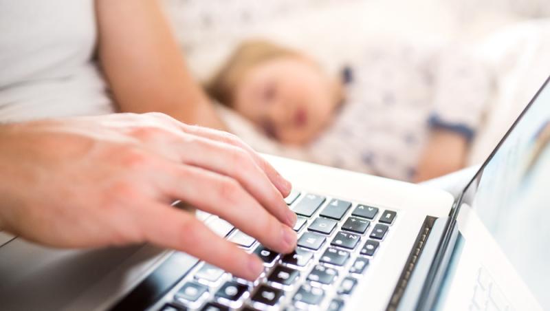 Un proaspăt tată a fost concediat după ce s-a întors din concediul de paternitate. Ce despăgubire incredibilă a cerut