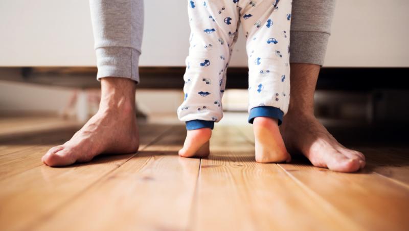 Un proaspăt tată a fost concediat după ce s-a întors din concediul de paternitate. Ce despăgubire incredibilă a cerut