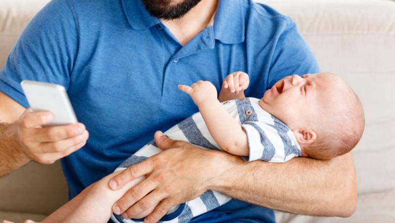 Un proaspăt tată a fost concediat după ce s-a întors din concediul de paternitate. Ce despăgubire incredibilă a cerut