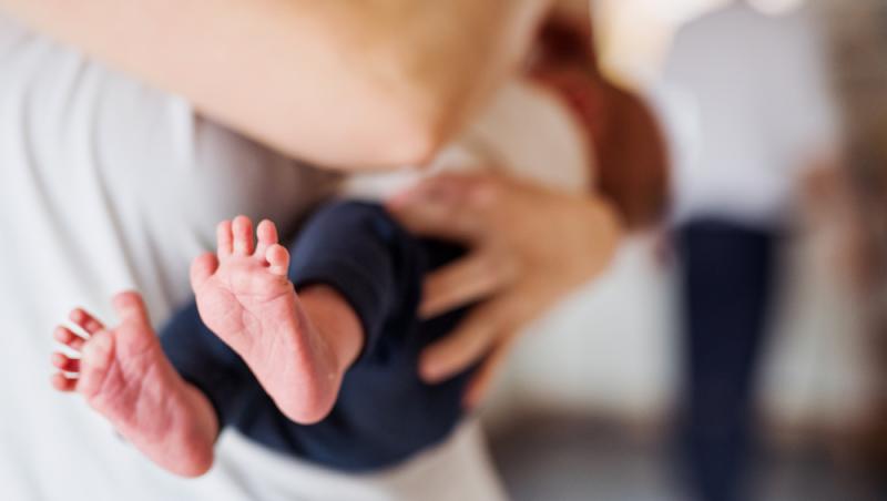 Un proaspăt tată a fost concediat după ce s-a întors din concediul de paternitate. Ce despăgubire incredibilă a cerut