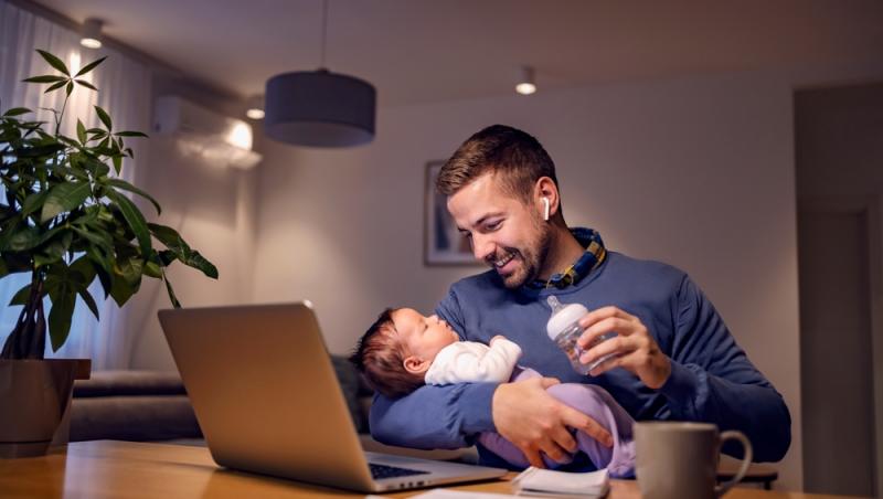 Un proaspăt tată a fost concediat după ce s-a întors din concediul de paternitate. Ce despăgubire incredibilă a cerut