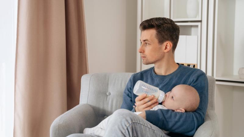 Un proaspăt tată a fost concediat după ce s-a întors din concediul de paternitate. Ce despăgubire incredibilă a cerut