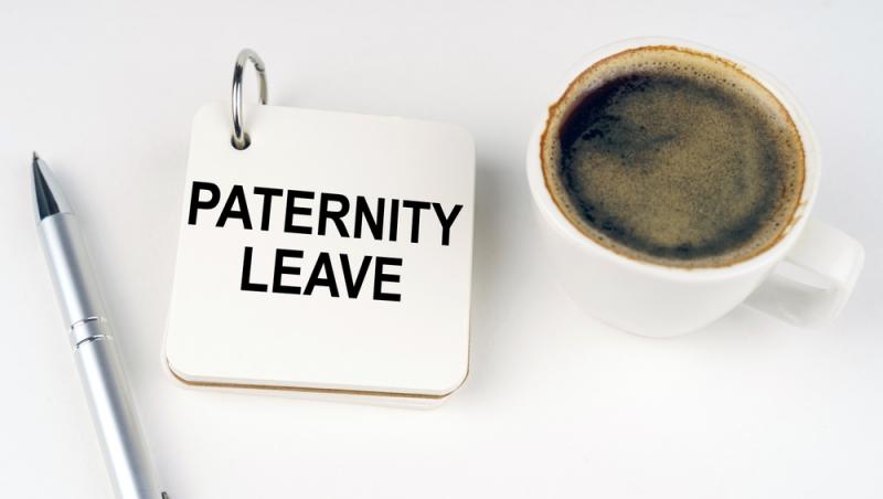 Un proaspăt tată a fost concediat după ce s-a întors din concediul de paternitate. Ce despăgubire incredibilă a cerut