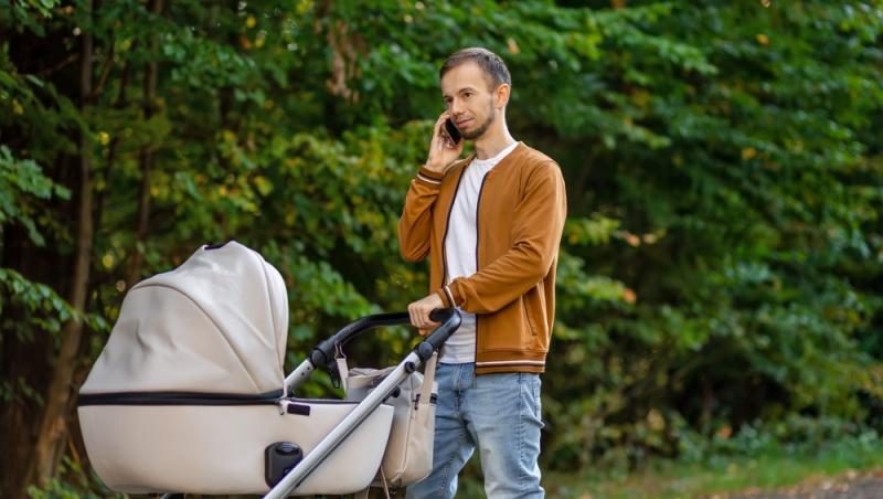 Un proaspăt tată a fost concediat după ce s-a întors din concediul de paternitate. Ce despăgubire incredibilă a cerut