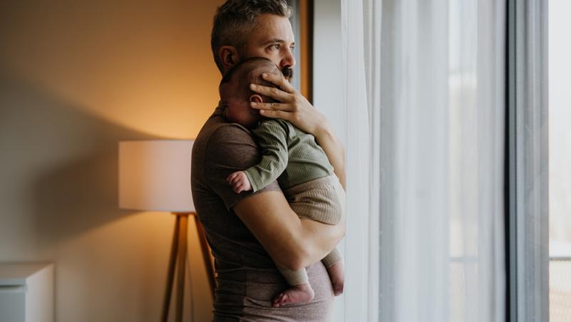 Un proaspăt tată a fost concediat după ce s-a întors din concediul de paternitate. Ce despăgubire incredibilă a cerut