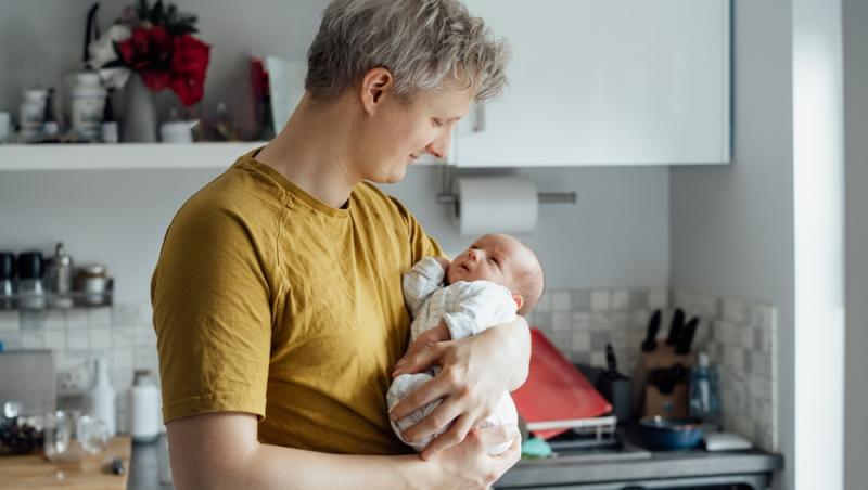 Un proaspăt tată a fost concediat după ce s-a întors din concediul de paternitate. Ce despăgubire incredibilă a cerut