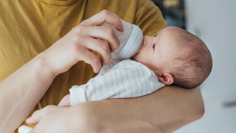 Un proaspăt tată a fost concediat după ce s-a întors din concediul de paternitate. Ce despăgubire incredibilă a cerut