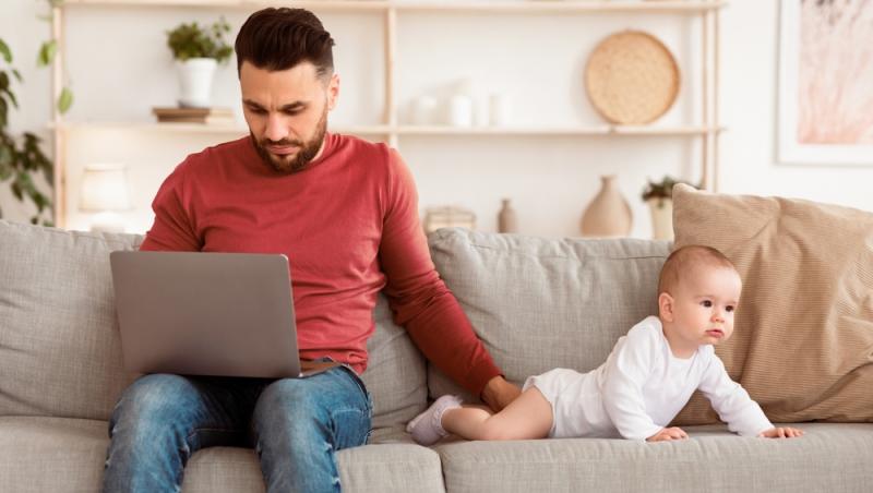 Un proaspăt tată a fost concediat după ce s-a întors din concediul de paternitate. Ce despăgubire incredibilă a cerut