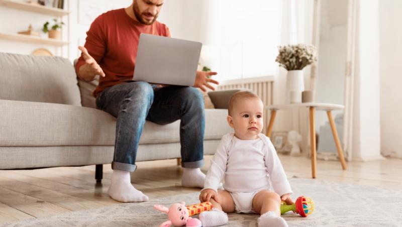 Un proaspăt tată a fost concediat după ce s-a întors din concediul de paternitate. Ce despăgubire incredibilă a cerut