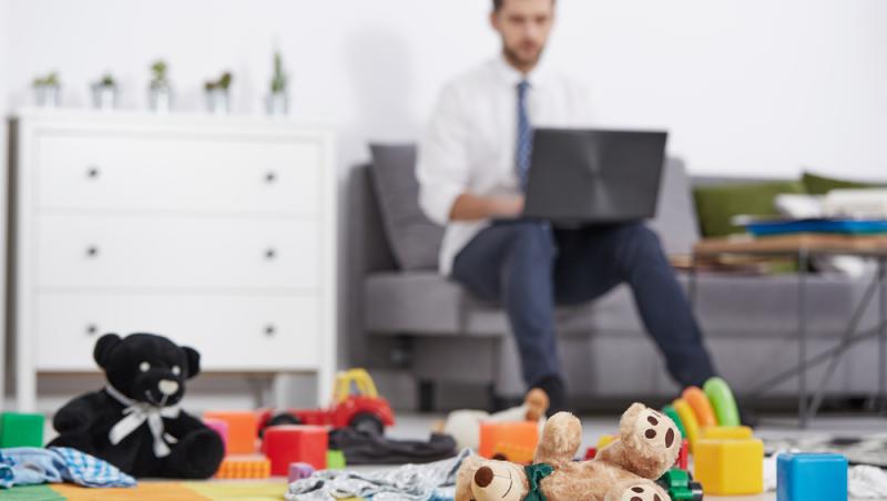 Un proaspăt tată a fost concediat după ce s-a întors din concediul de paternitate. Ce despăgubire incredibilă a cerut