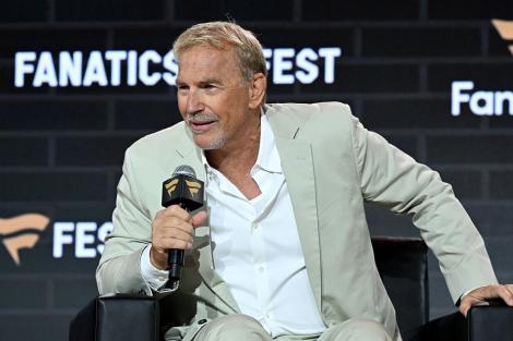 Noua iubită a lui Kevin Costner seamănă leit cu fosta sa soție. Câți ani are bomba blondă Kelly Noonan Gores