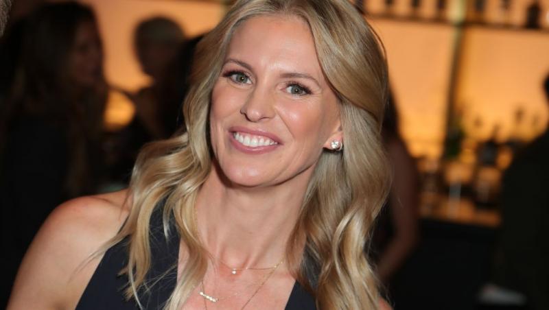 Acutala iubită a lui Kevin Costner, îmbrăcată într-o rochie neagră