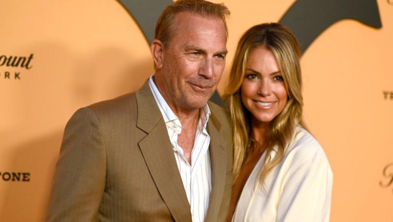 Kevin Costner alături de fosta lui soție, ambii îmbrăcați elegant
