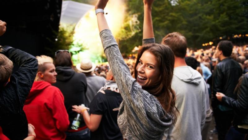 tânără care dansează la festival printre participanți