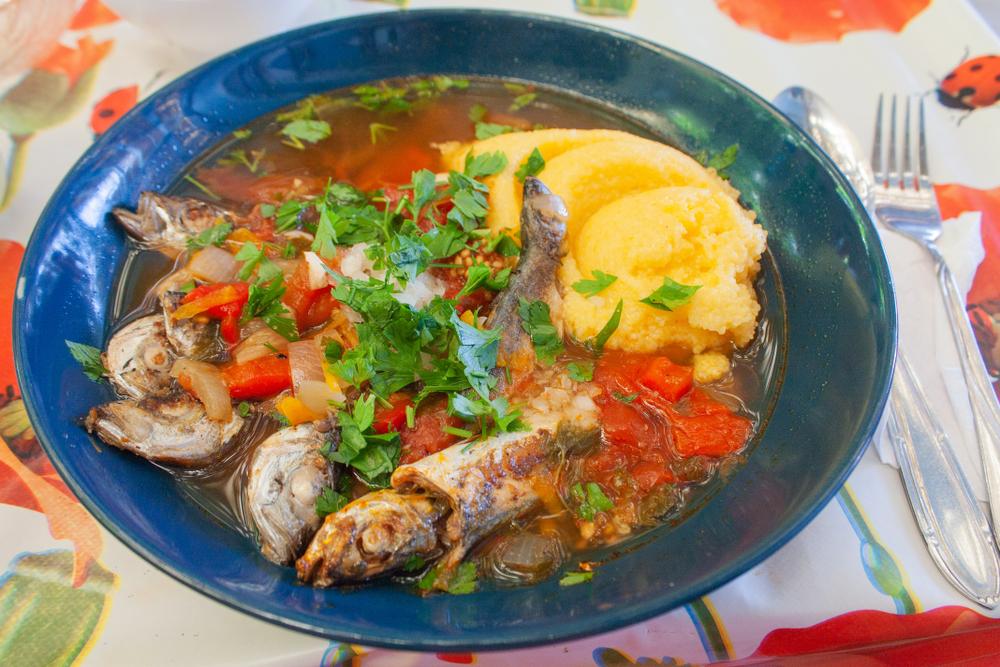 Rețetă pentru &icirc;ncepători de saramură de pește la grătar, cu roșii și ardei copți