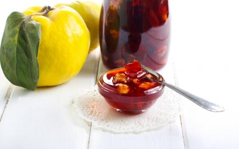 Rețetă aromată de dulceață de gutui cu nucă