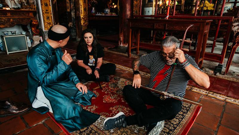 Asia Express sezonul 8, 30 septembrie 2025. Ce au pățit Serghei Mizil și Mara Bănică după ce au coborât din mașina unui localnic