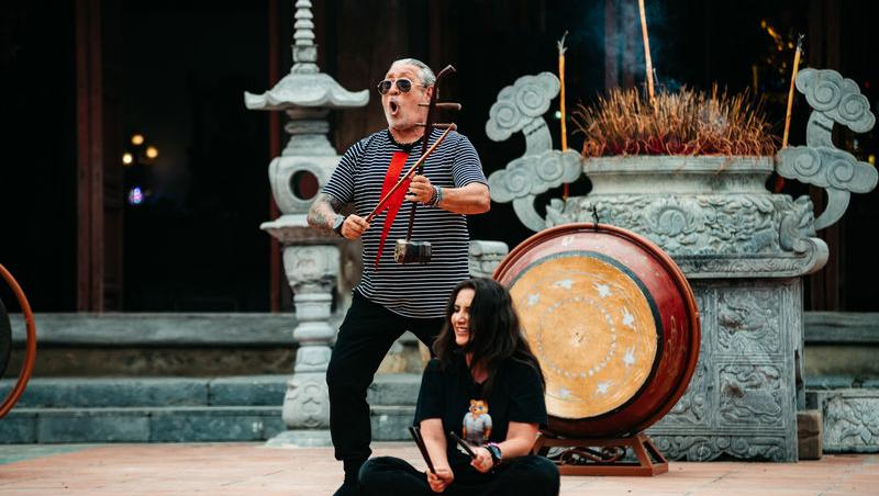 Asia Express sezonul 8, 30 septembrie 2025. Ce au pățit Serghei Mizil și Mara Bănică după ce au coborât din mașina unui localnic