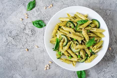 Rețetă de penne cu zucchini și parmezan. În 20 de minute sunt gata