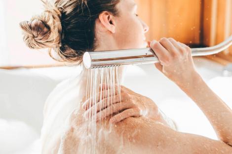 De ce nu e bine să faci baie cu apă fierbinte. Ce efecte poate avea asupra pielii