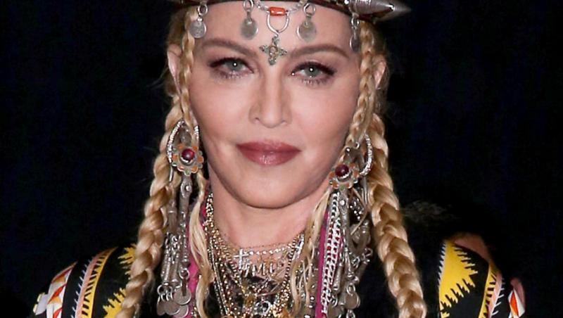 E una dintre cele mai cunoscute artiste, dar nimeni n-a recunoscut-o camuflată așa. Cum se transformă când urcă pe scenă