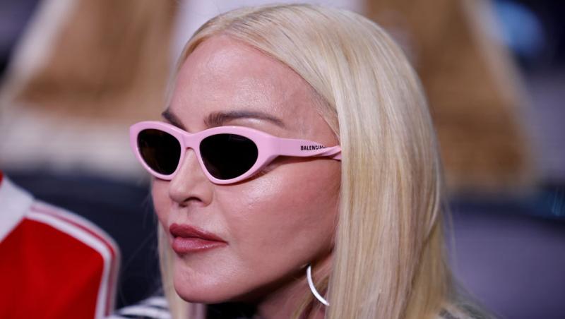 E una dintre cele mai cunoscute artiste, dar nimeni n-a recunoscut-o camuflată așa. Cum se transformă când urcă pe scenă