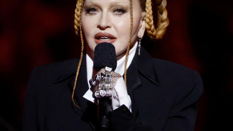 E una dintre cele mai cunoscute artiste, dar nimeni n-a recunoscut-o camuflată așa. Cum se transformă când urcă pe scenă