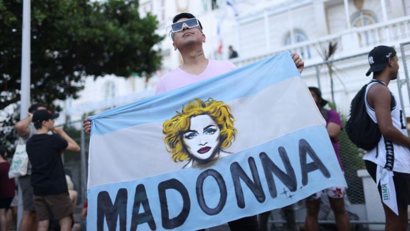 E una dintre cele mai cunoscute artiste, dar nimeni n-a recunoscut-o camuflată așa. Cum se transformă când urcă pe scenă