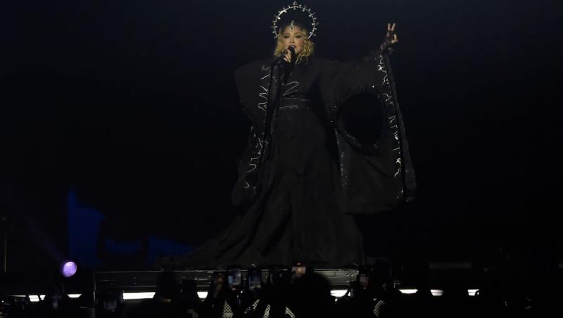 E una dintre cele mai cunoscute artiste, dar nimeni n-a recunoscut-o camuflată așa. Cum se transformă când urcă pe scenă