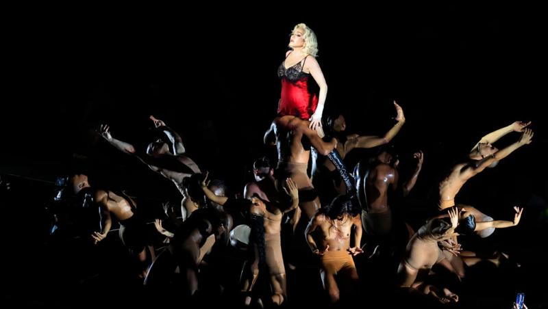 E una dintre cele mai cunoscute artiste, dar nimeni n-a recunoscut-o camuflată așa. Cum se transformă când urcă pe scenă