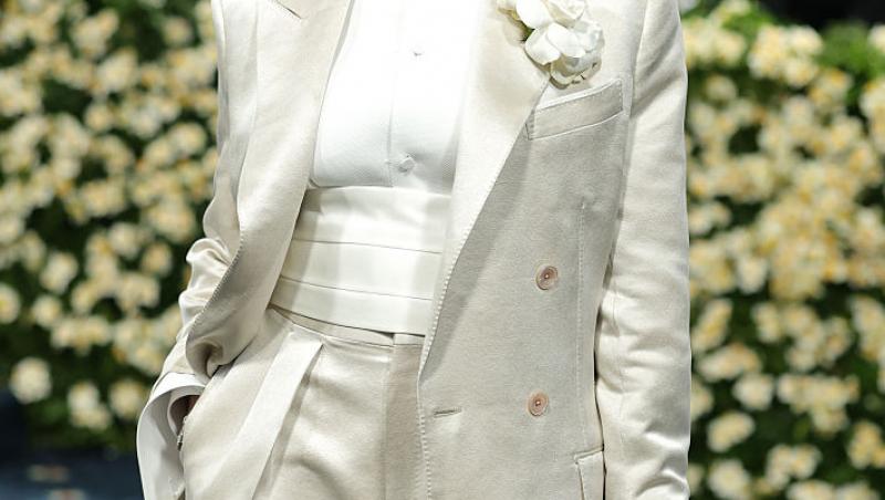 E una dintre cele mai cunoscute artiste, dar nimeni n-a recunoscut-o camuflată așa. Cum se transformă când urcă pe scenă