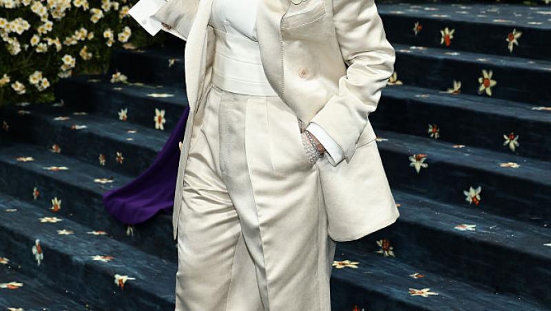 E una dintre cele mai cunoscute artiste, dar nimeni n-a recunoscut-o camuflată așa. Cum se transformă când urcă pe scenă