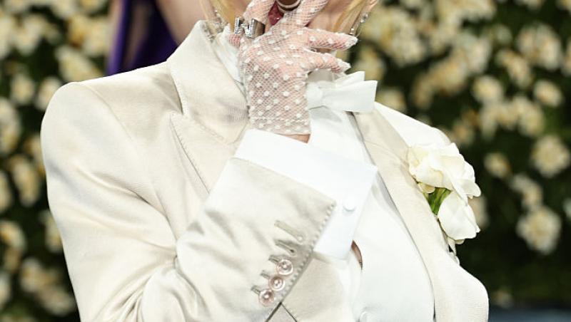 E una dintre cele mai cunoscute artiste, dar nimeni n-a recunoscut-o camuflată așa. Cum se transformă când urcă pe scenă