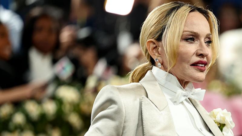 E una dintre cele mai cunoscute artiste, dar nimeni n-a recunoscut-o camuflată așa. Cum se transformă când urcă pe scenă